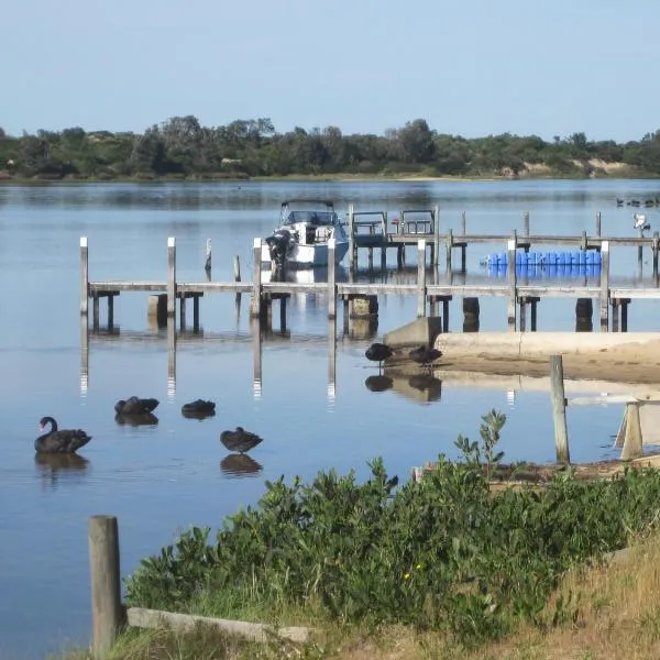 Lakes Entrance Waterfront Cottages with King Beds，位于Cunninghame的酒店