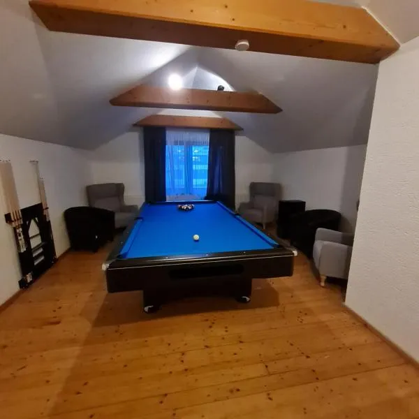 Sarahs Village Apartment - Billiard und Kamingeflüster，位于Ottnang am Hausruck的酒店