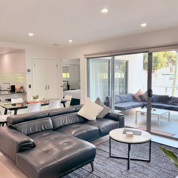 Leafy & Quiet Apt with Big Balcony, Parking & 65" TV，位于布里斯班的酒店