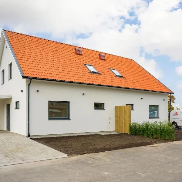 Brand new house waiting for you!，位于兰斯克鲁纳的酒店