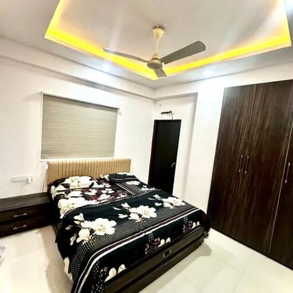 Cozy 2BHK with Balcony & Kitchen，位于那格浦尔的酒店