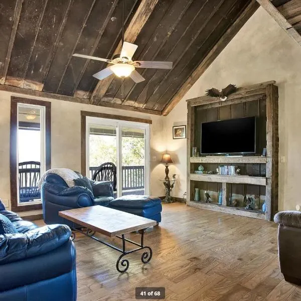 Birds Eye Cabin - Sunset & Starry Retreat Pet Friendly w Private HotTub, Fire Pit and Game Room，位于埃利杰的酒店