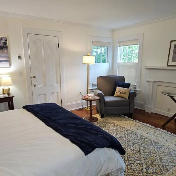 Heart Historic Ridgefield Studio WALK to town，位于里奇菲尔德的酒店