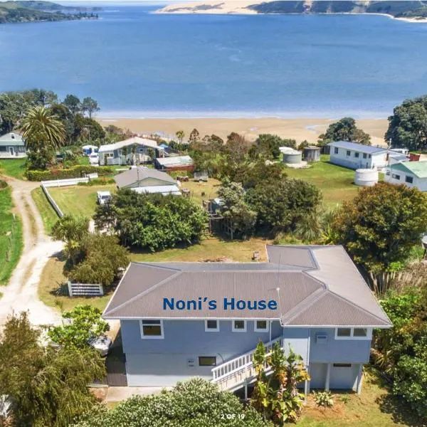 'Noni's House' Coastal Opononi Hokianga，位于奥波诺尼的酒店