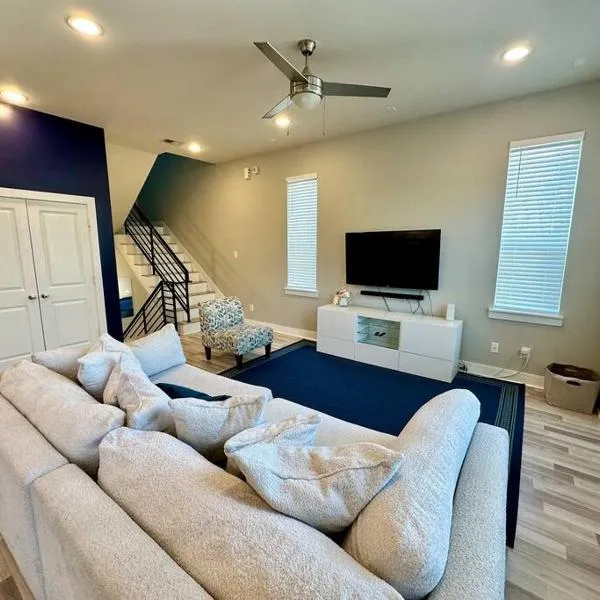 Modern Luxury 3 Bed 3 bath Home with Workstation, 2 Car Garage!，位于休斯顿的酒店