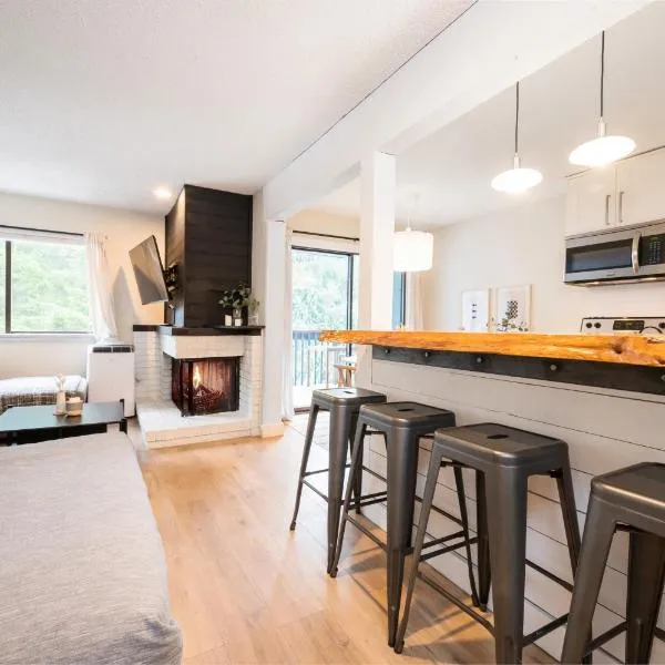 Creekside Oasis 4 Beds Pool and Hot Tub,位于惠斯勒的酒店