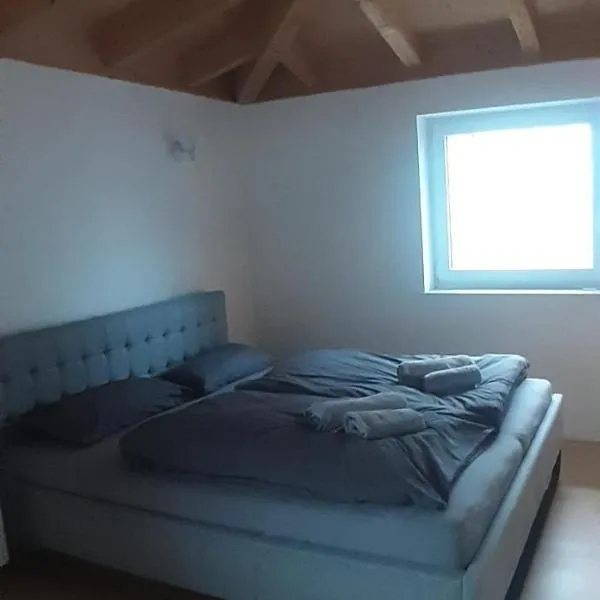 2-Zimmer Ferienwohnung für 4-6 Personen nahe München, Fürstenfeldbruck, Augsburg, Landsberg, Ammersee，位于Merching的酒店