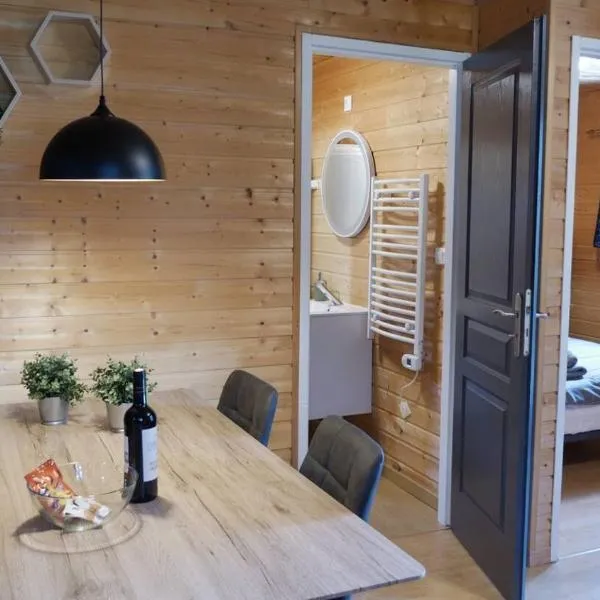 Camping & Chalets La Santoire，位于Saint-Bonnet-de-Condat的酒店