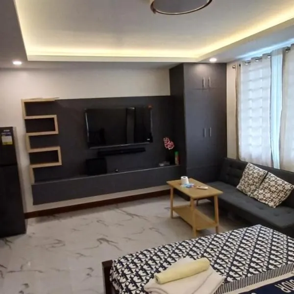 B Mary's Staycation in Tanza CAVITE Condo Type with balcony 2 person，位于Tanza的酒店