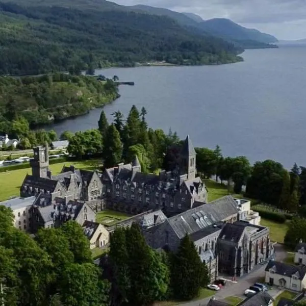 The Classrooms, Loch Ness Abbey - 142m2 Lifestyle & Heritage apartment - Pool & Spa - The Highland Club - Resort on lake shores，位于奥古斯都堡的酒店