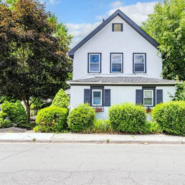 Two-Bedroom Home 25 min to NYC free parking-UNIT-2，位于提内克的酒店