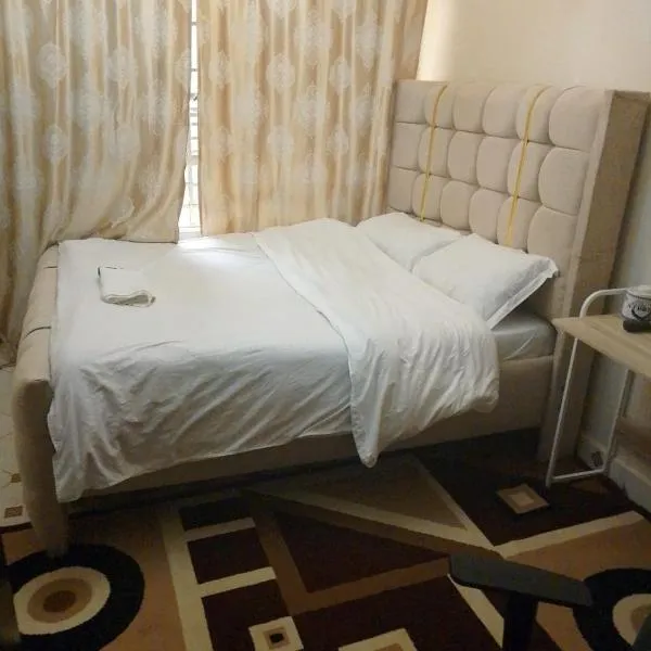 Classy Spacious Studio - Waiyaki Way，位于Rungiri的酒店