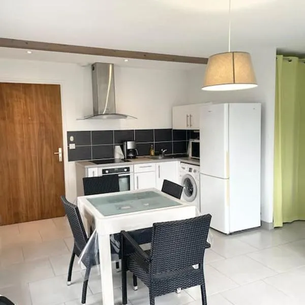 Appartement T2 lumineux, très bien équipé, proche centre-ville，位于萨利耶德贝阿尔恩的酒店