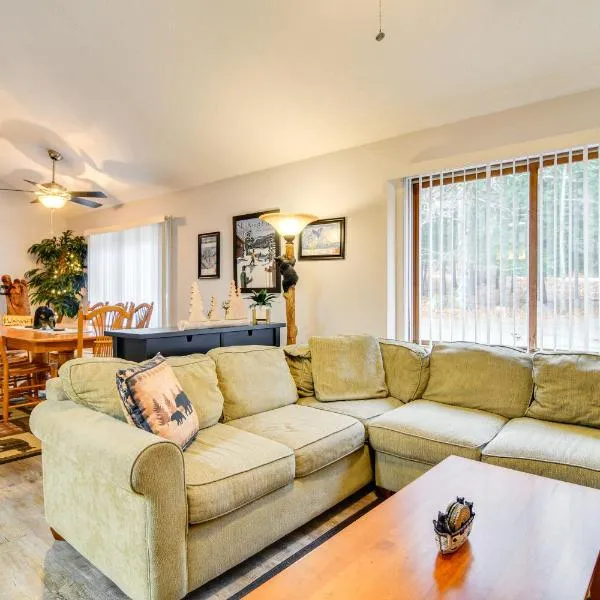 Cozy Bartlett Condo with Deck and Resort Amenities!，位于巴特利特的酒店