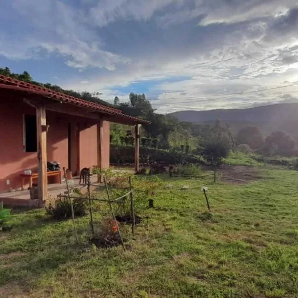 Vila Sincorá - Chalé para 4 pessoas com cozinha a 2 km da portaria da Cachoeira do Buracão，位于伊比科阿拉的酒店