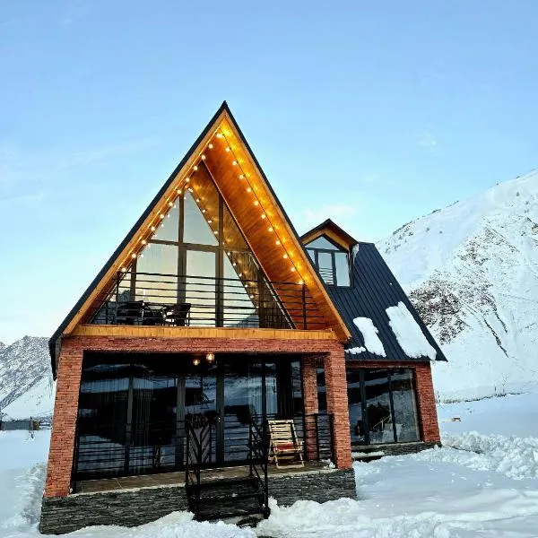 Grand Mountain Cottage，位于卡兹贝吉的酒店