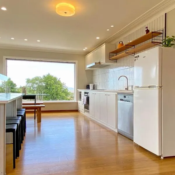 Cosy family house in Massey with Good View，位于奥克兰的酒店