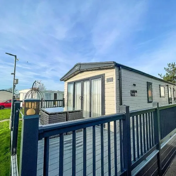 Stunning 8 Berth Caravan With Decking At Kessingland Beach Ref 90017D，位于Benacre的酒店