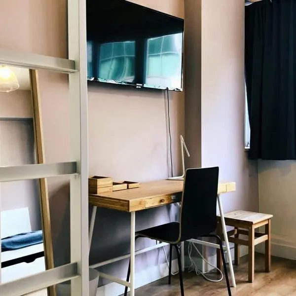 Charming little studio，位于布鲁塞尔的酒店