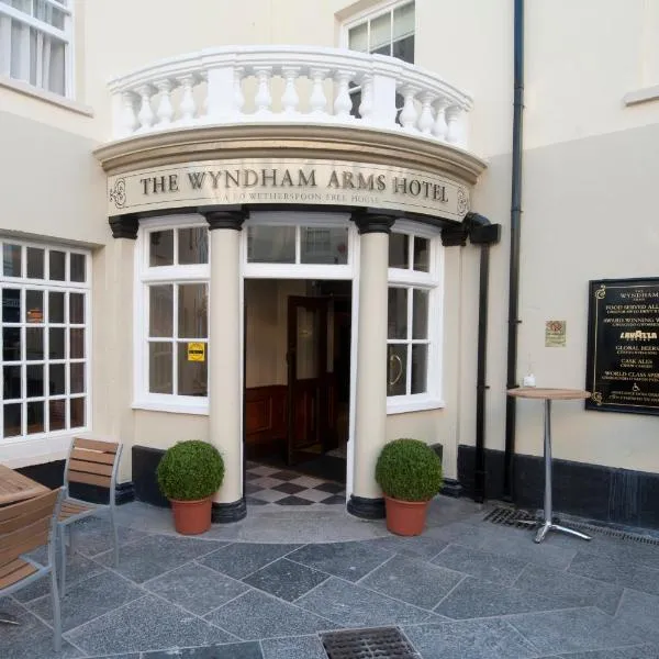 The Wyndham Arms-Wetherspoon，位于Llangynwyd的酒店