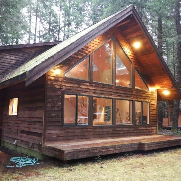 Chalet-style cabin near Mt. Rainier and Crystal，位于伊纳姆克洛的酒店