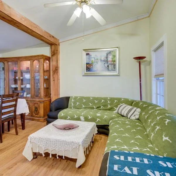 Pet-Friendly North Conway Cottage - Hike and Ski!，位于康威的酒店