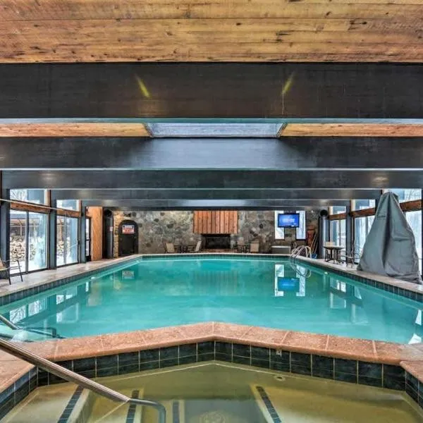 Top Floor Luxury, Sauna, Private Pool, Lake Bellaire Beach, 5 beds, 4 full bath，位于Bellaire的酒店