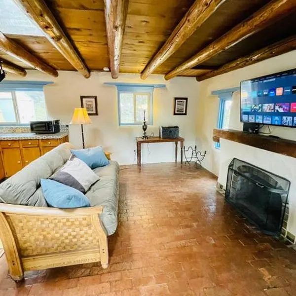 Casita Azul, Historic and Cozy Santa Fe Adobe，位于圣达菲的酒店