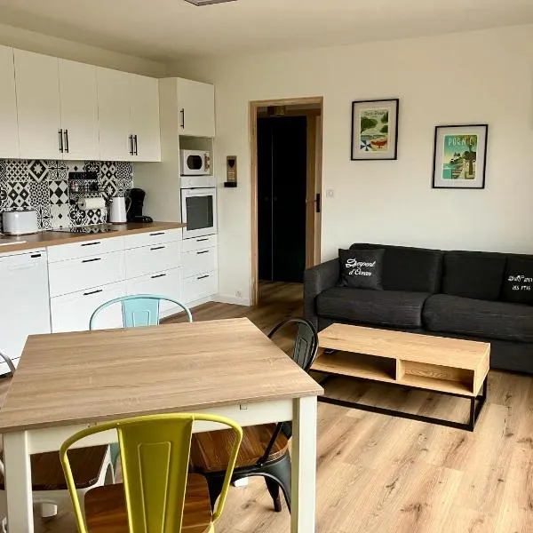 Appartement - St Brevin Les Pins - Hyper Centre - Fibré - Parking - Jusqu'à 6 personnes，位于圣布里文莱丝皮恩的酒店