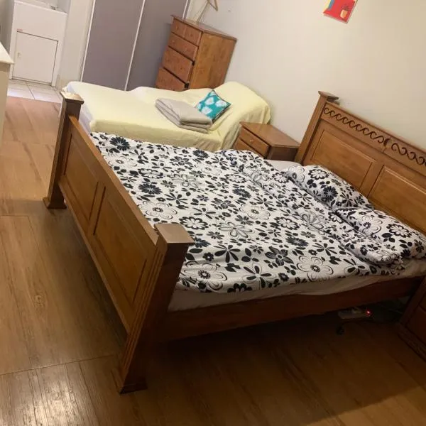 Private room，位于黄金海岸的酒店
