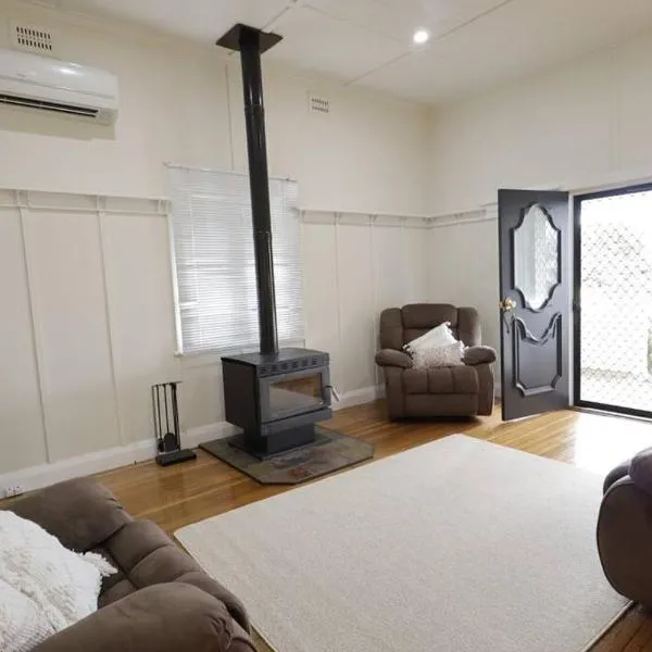 Homely 2-Bed Cottage Near Tenterfield Centre，位于滕特菲尔德的酒店