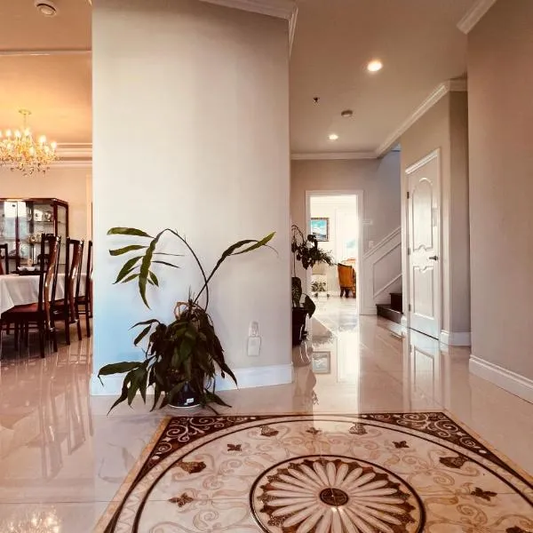 Coze home in Vancouver near YVR，位于温哥华的酒店