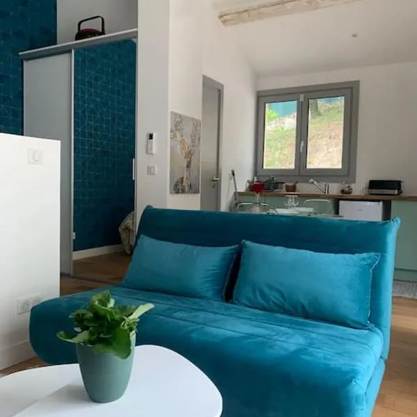 Agréable Studio entre mer & montagne piscine privé，位于Le Bar-sur-Loup的酒店