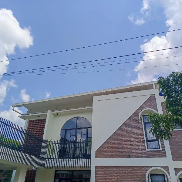 BRICK HOUSE - Unique & Central，位于Selaparang的酒店