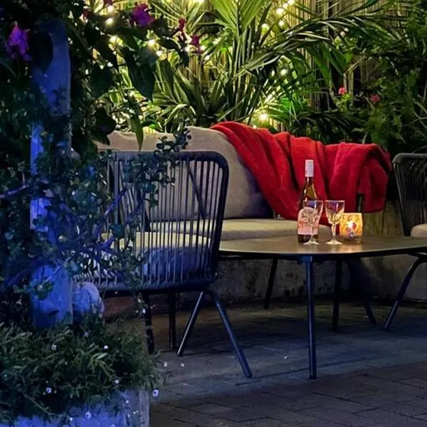 Cosy, private guest house with pool and private parking，位于罗金汉姆的酒店