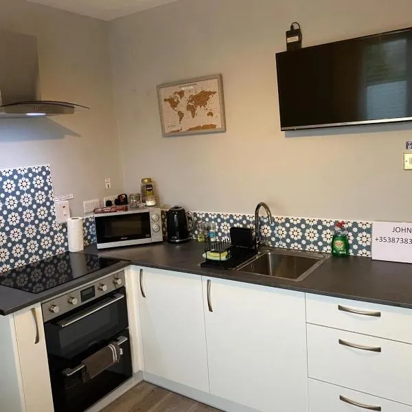 Mini-Apt Carrigaline, 2min to town 1 Bed & Sofa Bed Sleeps 4，位于卡里格莱恩的酒店