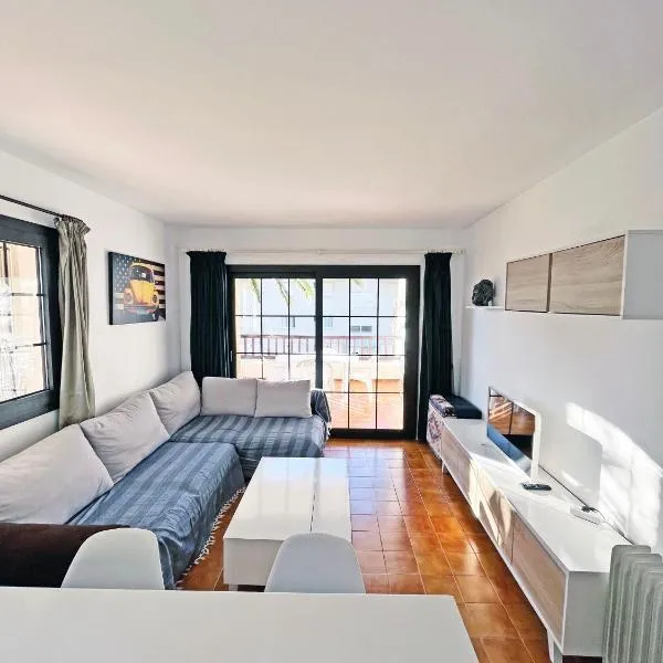 Apartamento en la Escala con piscina y parking，位于莱斯卡拉的酒店