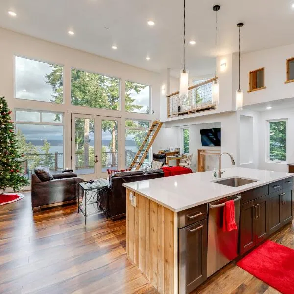 Water Views Whidbey Island Hideaway with Deck，位于Greenbank的酒店