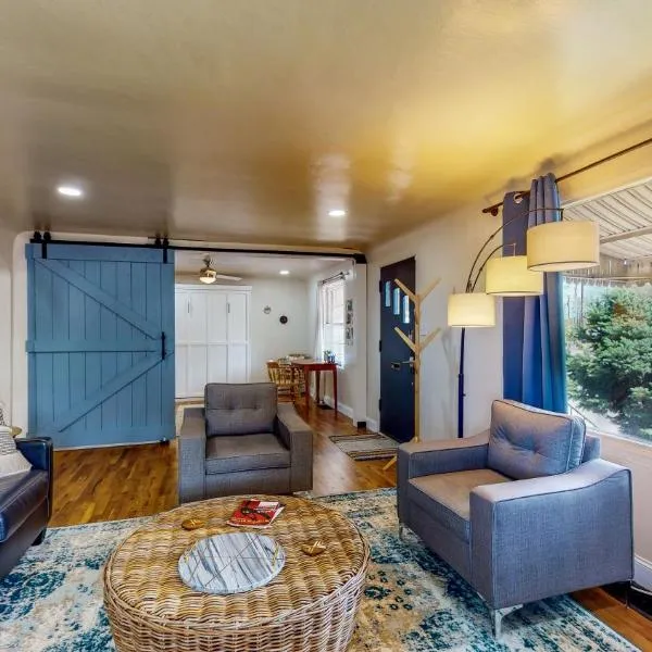 Charming Downtown Bungalow - King Bed, Office，位于双子瀑布的酒店