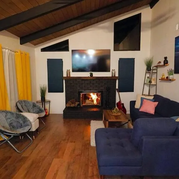 Beautiful Renovated Cozy Forest Home with Hot Tub in Crestline，位于Crestline的酒店