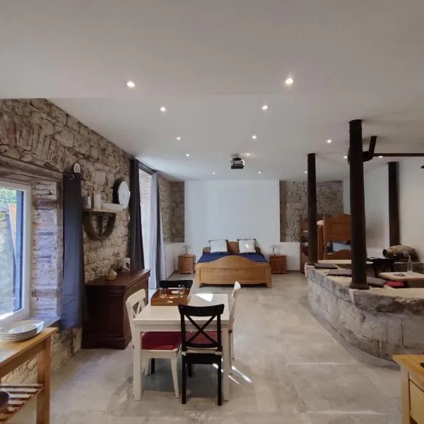 Gites du Longevent Appartement du Moulin Pérouges，位于梅克西米约的酒店