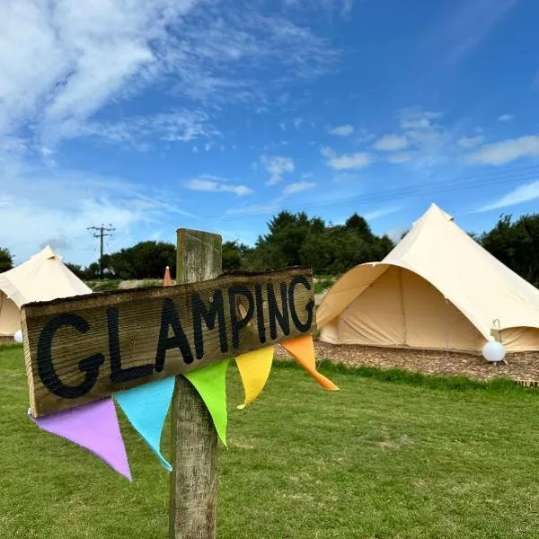 Kingfisher Bell Tent at Tregonetha Lake，位于大圣科勒姆的酒店