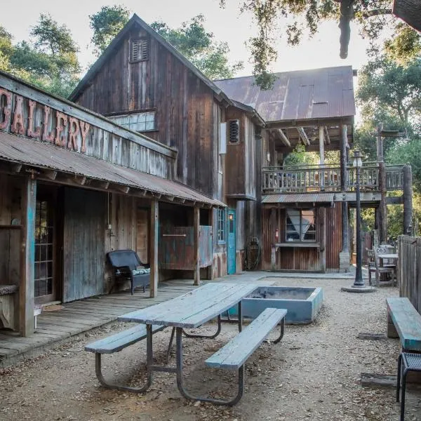 Historic Farmhouse on 5 Peaceful Acres with Ancient Oaks & Creek above Temecula，位于蒂梅丘拉的酒店