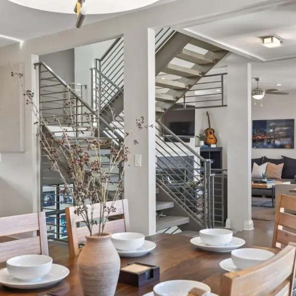 Downtown w Rooftop Deck 4 Bedrooms 3 Baths，位于纳什维尔的酒店