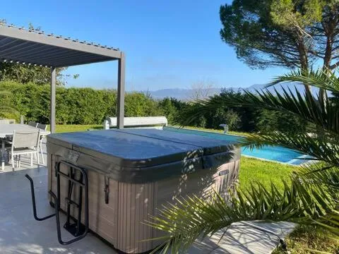 Magnifique villa avec piscine, Jacuzzi et Baignoire Balnéo，位于尤佩的酒店