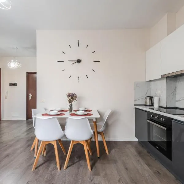 New Boulevard Condo / 10' walk from Tirana Center，位于地拉那的酒店