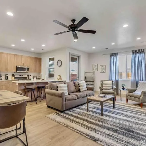 New 3 BR Townhouse - Heated Pool Sunset Patio Walk to Parks，位于圣克拉拉的酒店