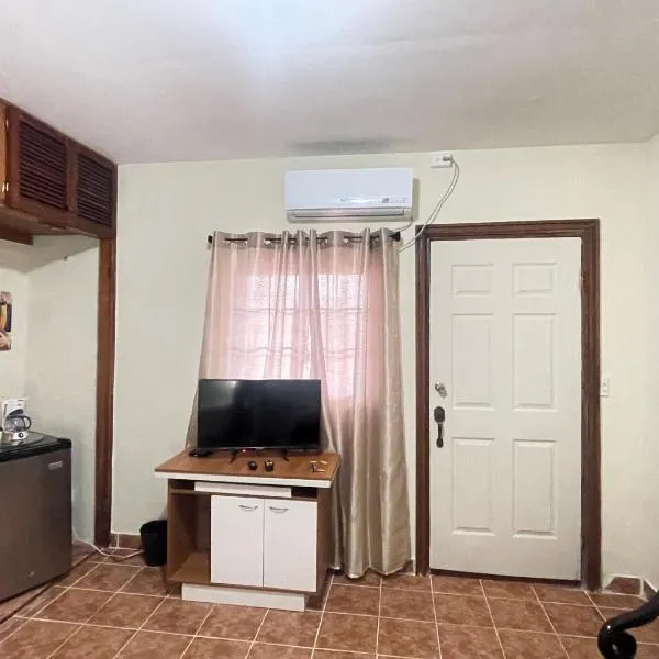 habitaciones full equipadas a solo 10 minutos del aeropuerto Panamá pasifico a 20 minutos de ciudad centros comerciales y lugares turísticos playa a 5 minutos trasporte y guía del huésped solicitado，位于Arraiján的酒店