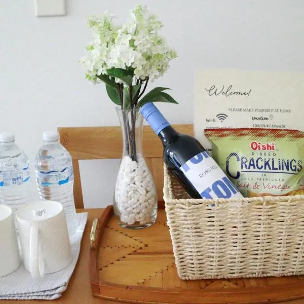 Cozy Minimalist 1 Br Apt near Hornsby mall & trains，位于Waitara的酒店