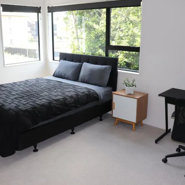 Large Bedroom with Private Bathroom Plus Shared Kitchen and Amenities，位于奥克兰的酒店
